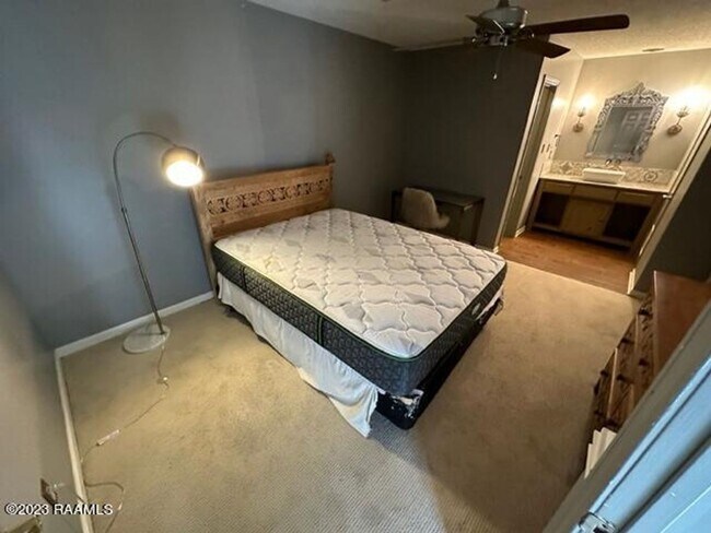 Building Photo - 3 bed, 2 bath townhouse AVAILABLE NOW!!!