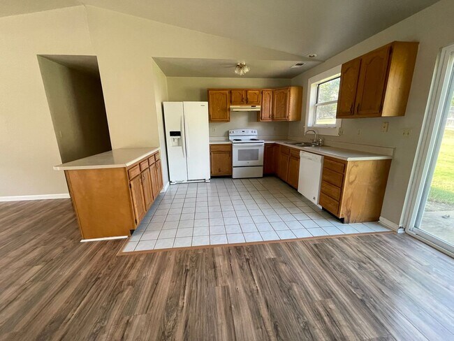 Building Photo - 3 Bed 2 Bath House For Rent in Winfield, MO