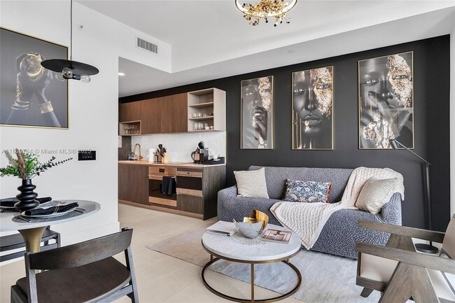 Building Photo - 601 NE 1st Ave