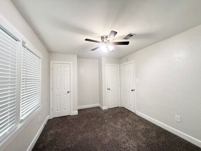 Building Photo - Stunning & Spacious 4/2 Home in Lake Jackson!