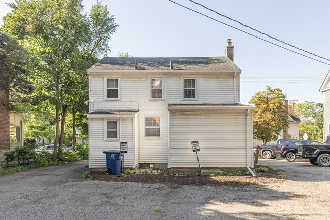 Building Photo - 909 E Ann St