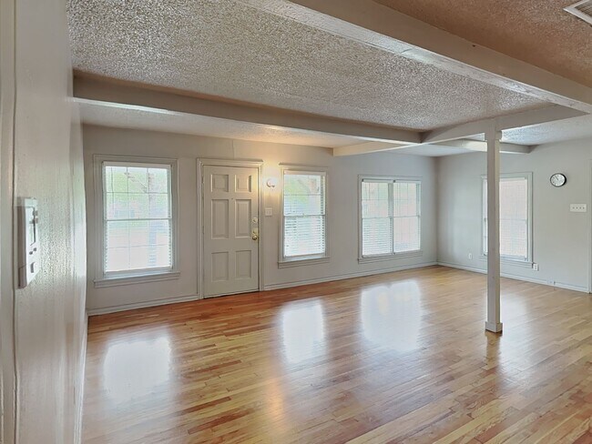 Building Photo - 4124 Lovell Ave
