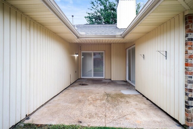 Building Photo - 1637 Stroud Ln