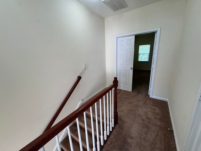 Building Photo - 2 Bed 2 Bath SPACIOUS Town Home! LOCATION LOCATION LOCATION!