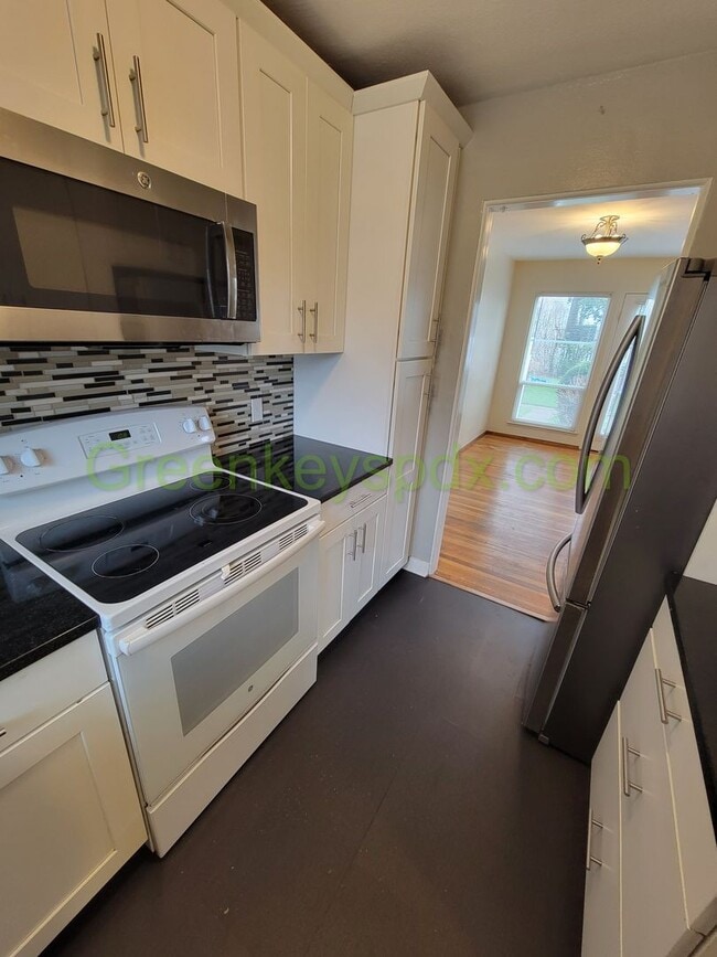 Building Photo - Large 2 Bedroom 1 Bath Unit off Broadway w...