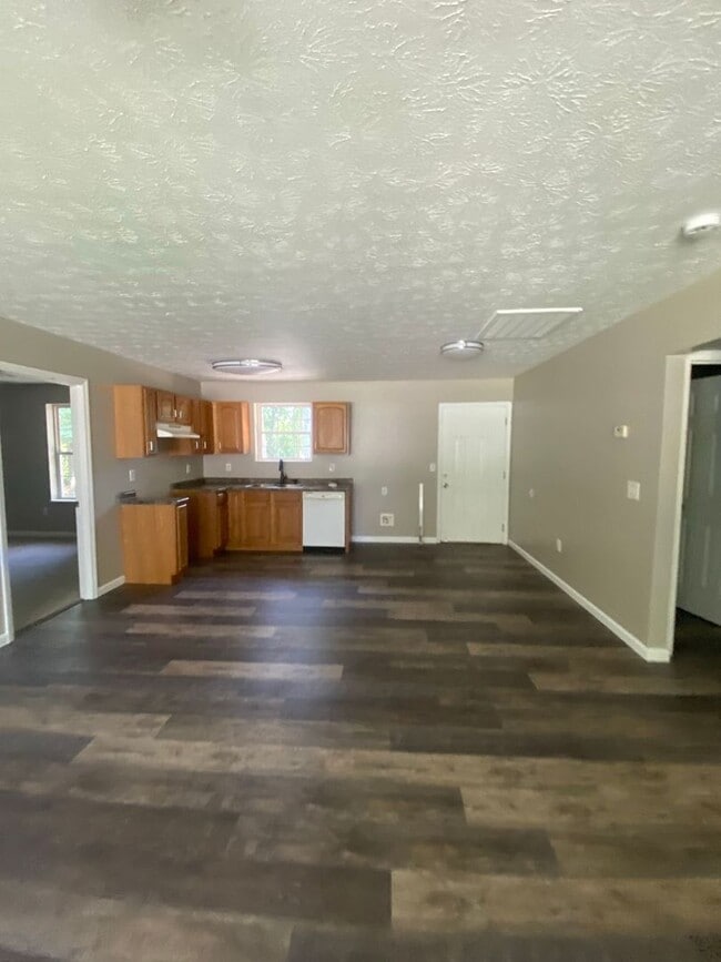 Building Photo - 3 bedroom 2 bath home