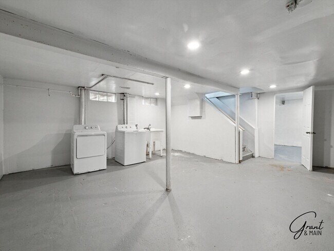Building Photo - $1250 3 bedroom bungalow