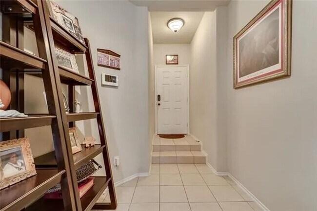 Building Photo - Ready Now- Beautiful 3 bed, 2bath Home Loc...