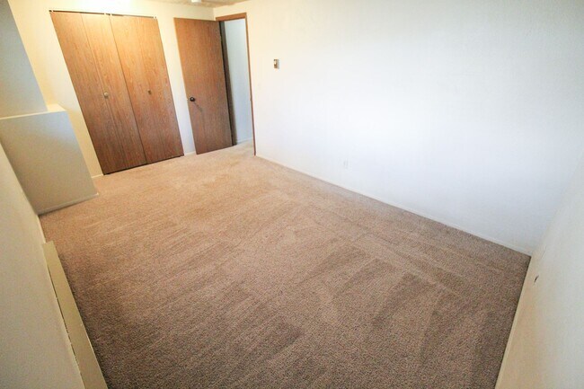 Building Photo - 723 E Broad Ave