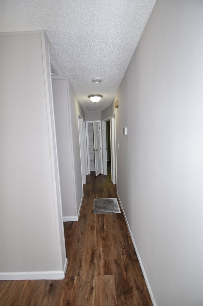 Building Photo - 3 Bedroom 1 Bath Home For Rent Near Heritage Park!