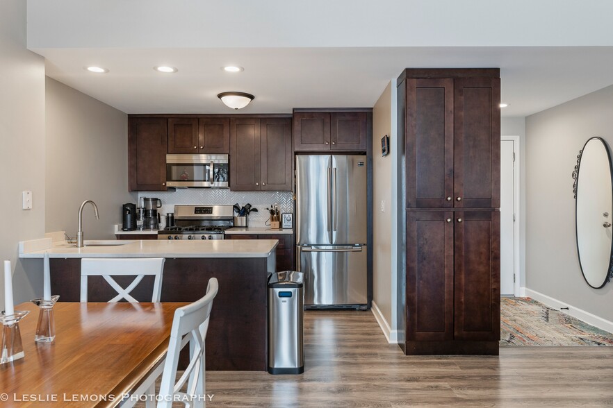 Building Photo - 680 N Green St