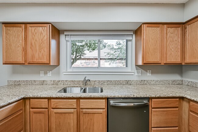 Building Photo - 222 Old Oaks St