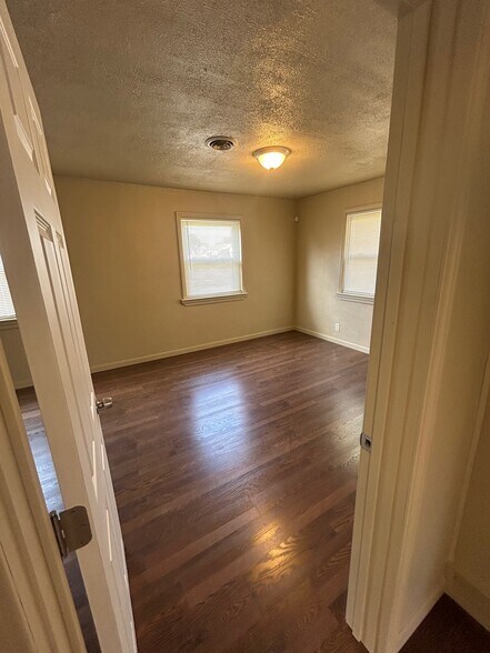 Building Photo - 2138 N Center Rd