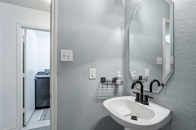 Building Photo - Spacious 3 Bedroom, 2.5 Bath Home Ready fo...