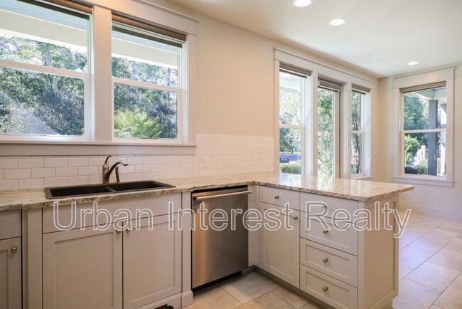 Building Photo - 15 Palm St