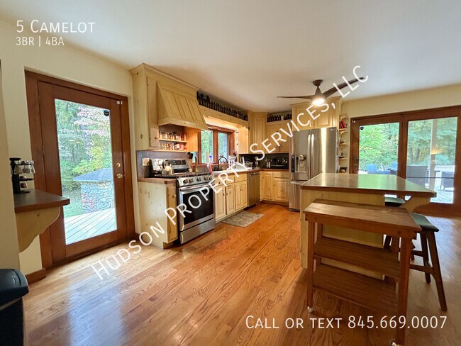 Building Photo - 5 Camelot-