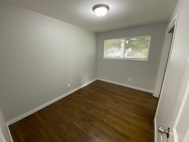 Building Photo - 309 Choker St SE