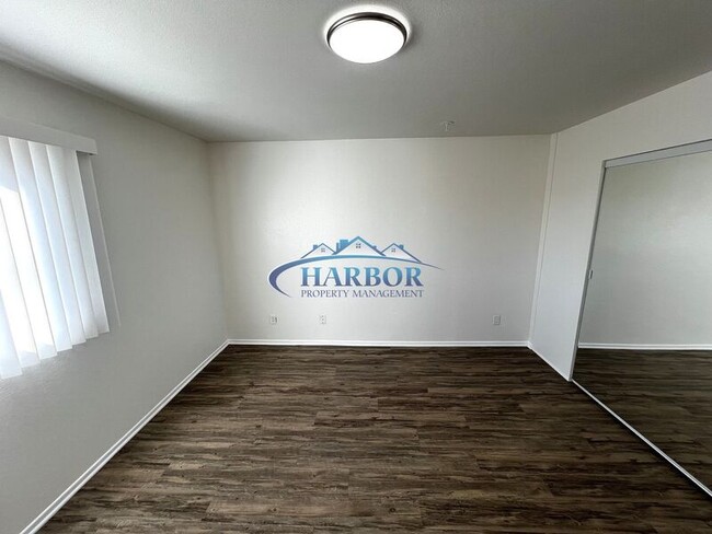 Building Photo - 672 W 12th St