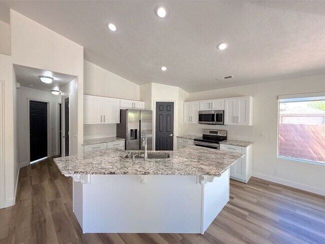 Building Photo - 3 bed, 2 bath home with 2 car garage