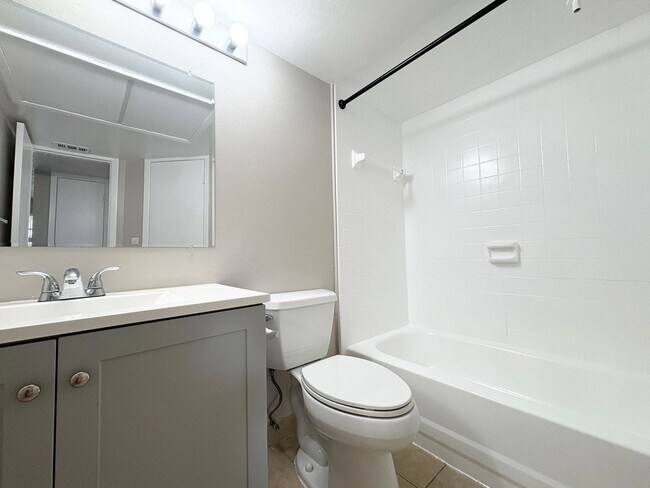 Building Photo - 1/1 Condo in Gated Lakefront Community of Altamonte Springs!