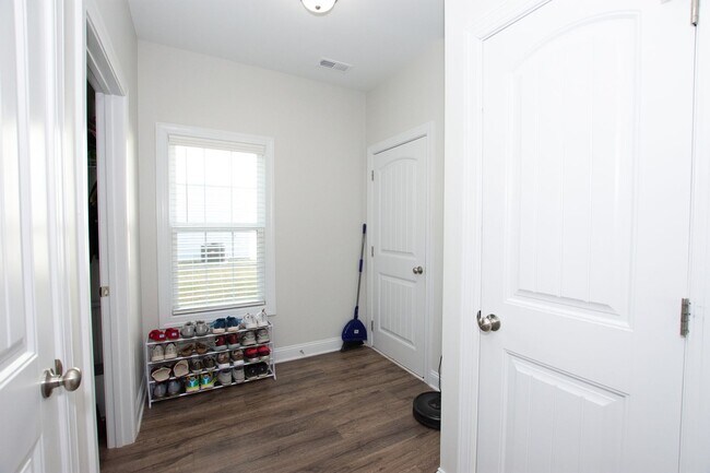 Building Photo - 516 Transom Wy