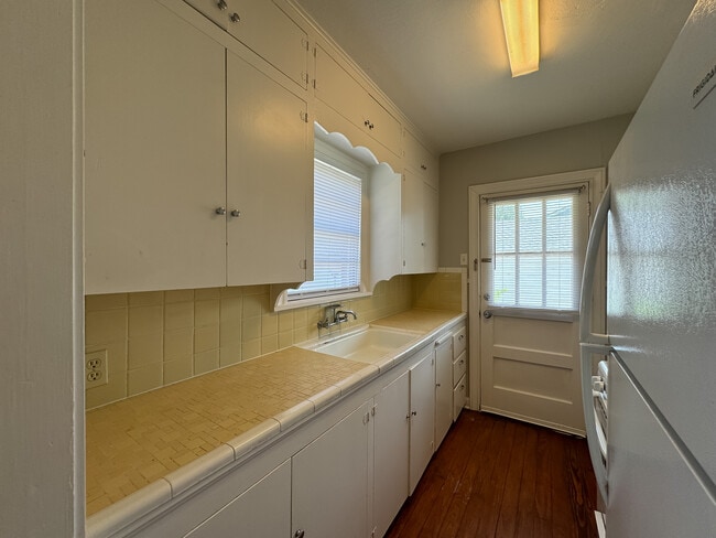 Building Photo - 403 E 6th St