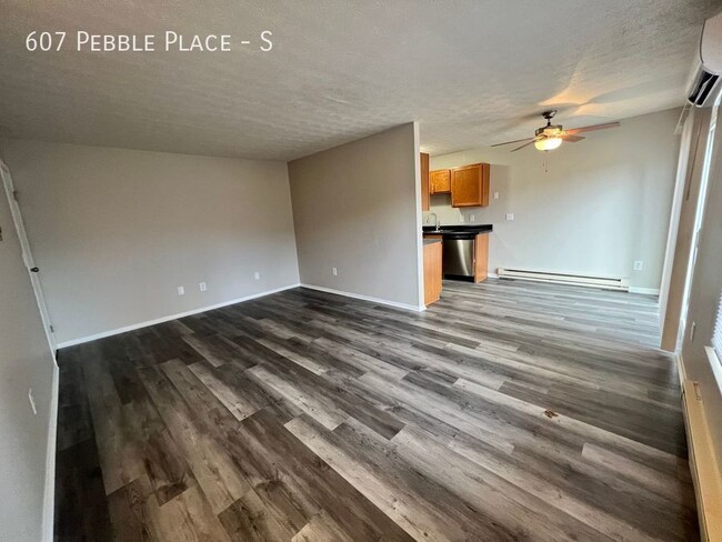 Building Photo - 607 Pebble Pl Dr