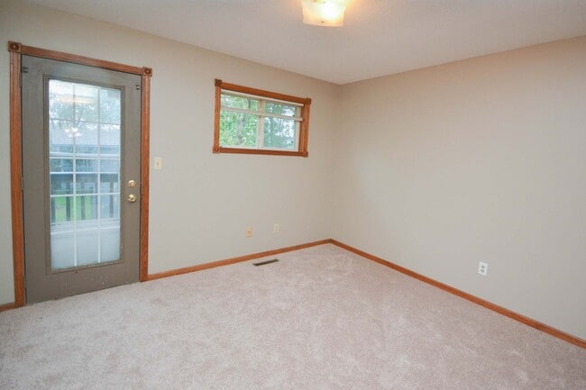Building Photo - Great 4br home with large fenced yard in q...