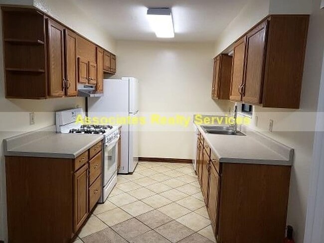 Building Photo - Sublease This Newly Renovated 2 bedroom wi...