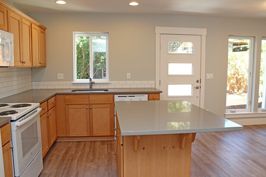 Building Photo - 8840 SW 36th Ave