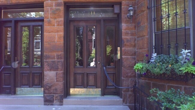 Building Photo - 9 Follen St