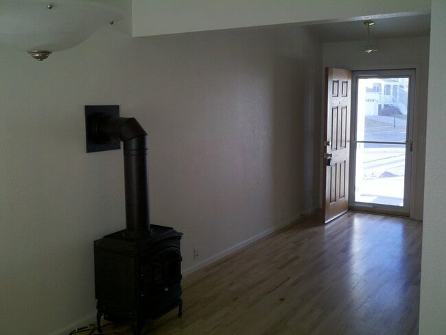 Building Photo - North-east one level living.