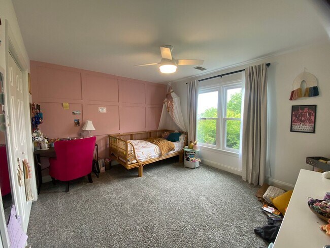 Building Photo - JUST REDUCED!!!!!! Beautiful Executive Sty...