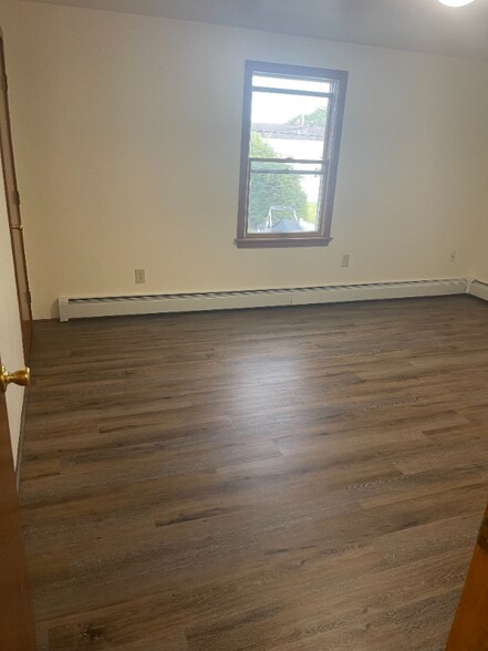 Building Photo - 33 Larch St
