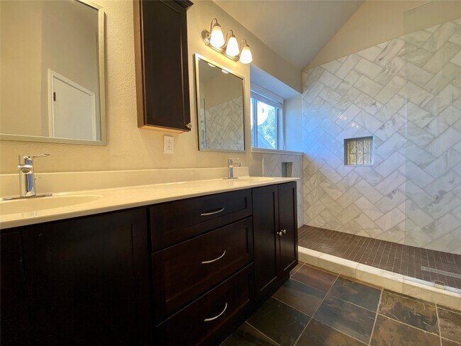 Building Photo - 4402 Everest Ln