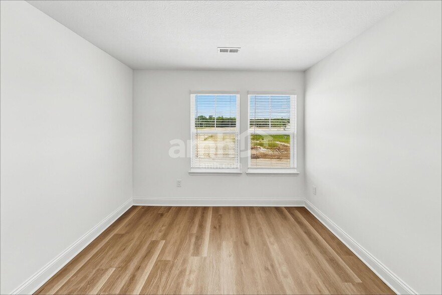Building Photo - 27 Shady Elm Ln