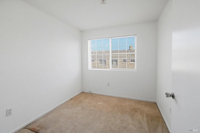 Building Photo - 712 Daniels Ave