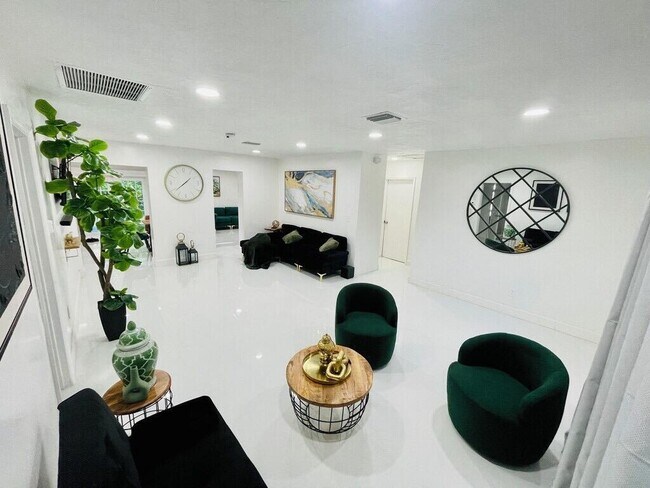 Building Photo - 5537 SW 6th St