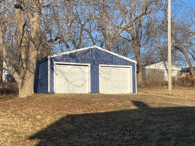 Building Photo - 3BR/2BA Home with Detached Garage & Large Yard