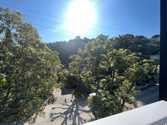 Building Photo - 6121 Glen Holly St