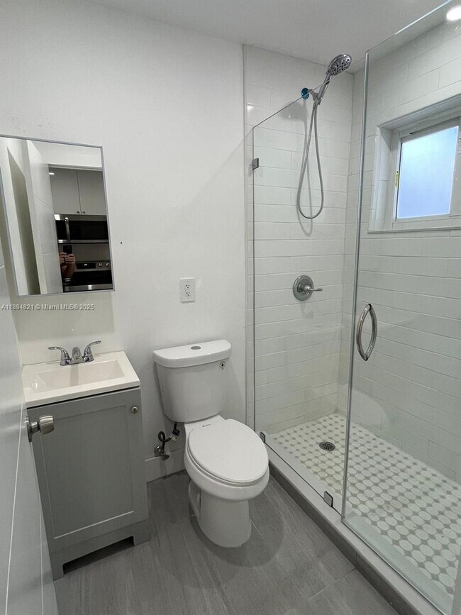 Building Photo - 885 SW 29th Ave