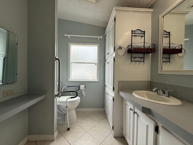 Building Photo - Large and Spacious 2/2 on near half acre NO HOA!