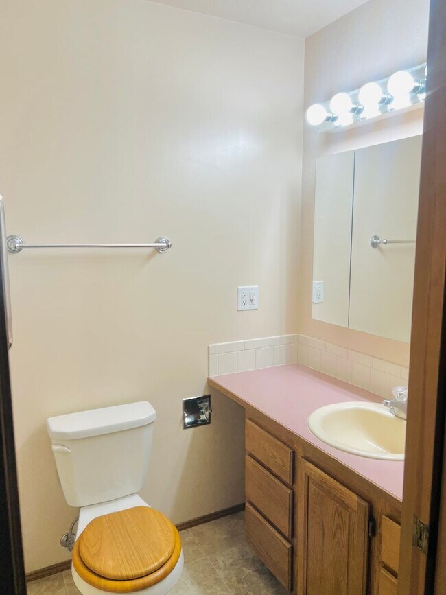 Building Photo - Charming Rambler 3-Bed/2-Bath Available Now!