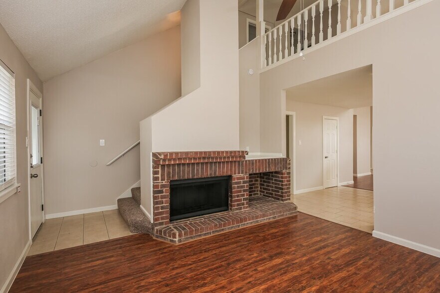 Building Photo - 657 Edgewood Dr