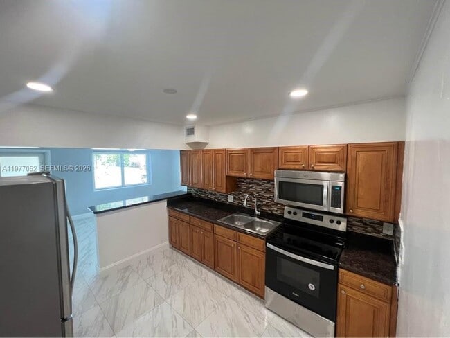 Building Photo - 18 Miami Gardens Rd