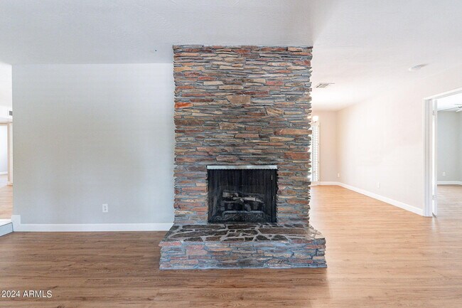 Building Photo - 110 W Seldon Ln