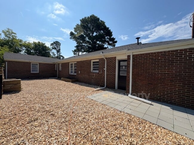 Building Photo - 703 Briarcliff Rd