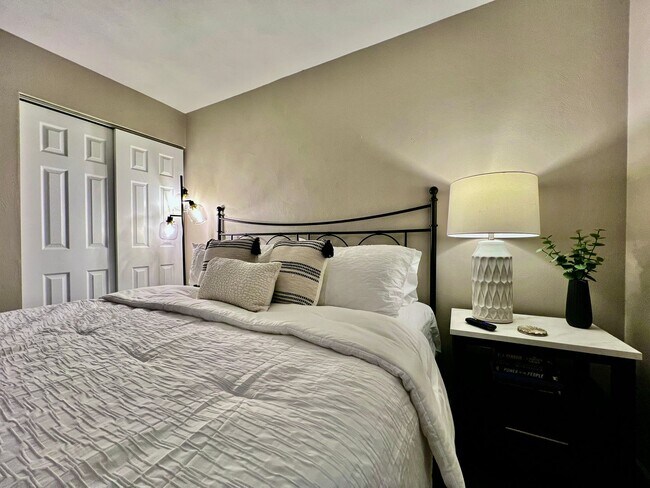 Building Photo - 3 BDR Ranch w/ Fenced yard, laundry, garage + more