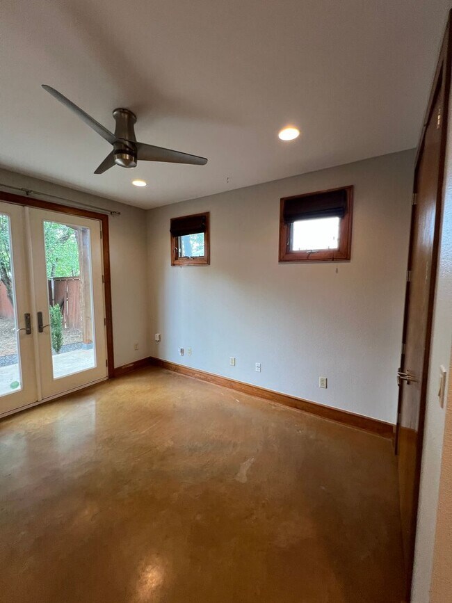 Building Photo - Luxury Home - Close to UT