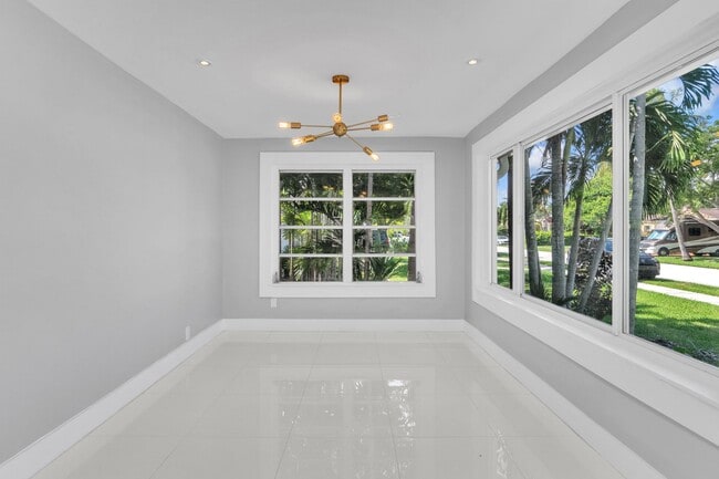 Building Photo - Beautiful California Style Hollywood Home